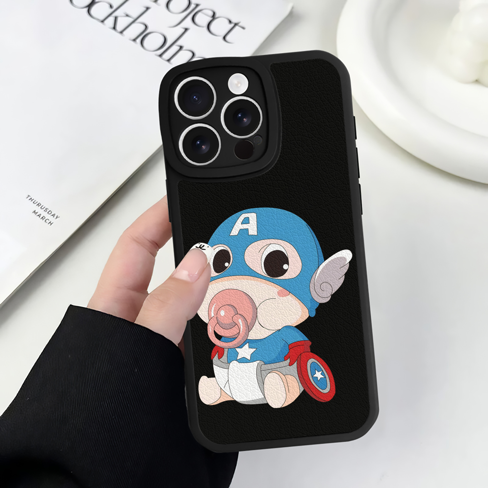 （画像用） アベンジャーズ The Avengers 【iPhone 16シリーズ対応】シリコンスマホケース（レザー調） 材質：シリコン